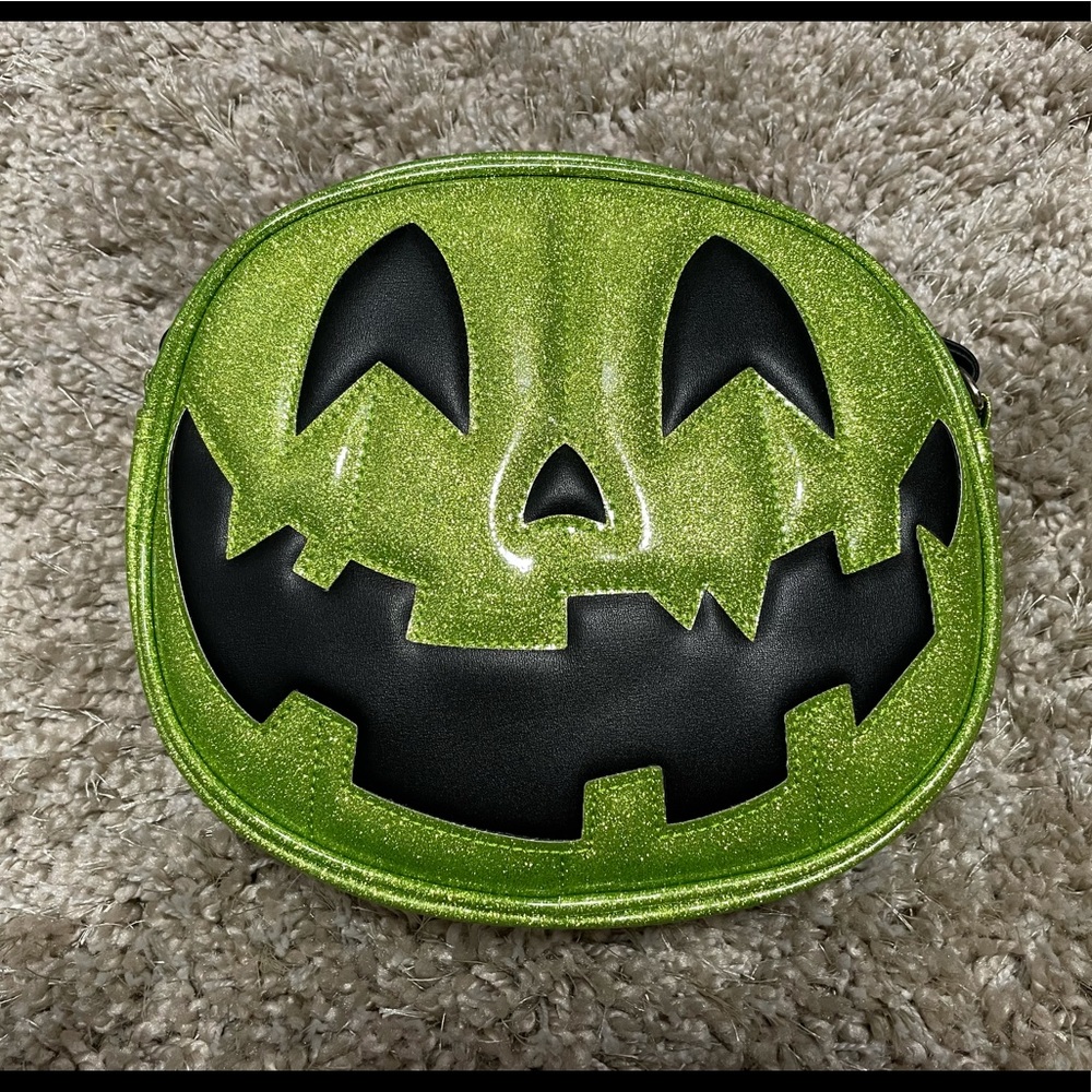 Lovepainandstitches bag! Green pumpkin cult